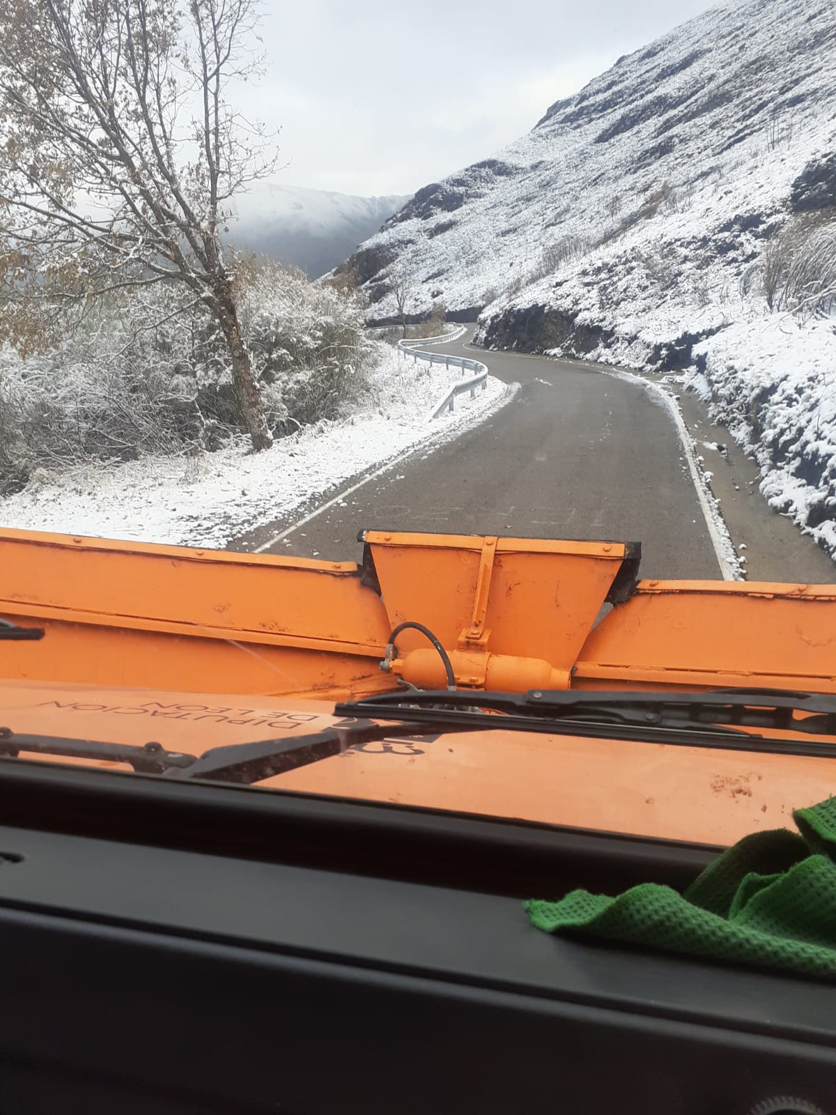 Reabierta la carretera de acceso a Peñalba por el Alto de la Cruz