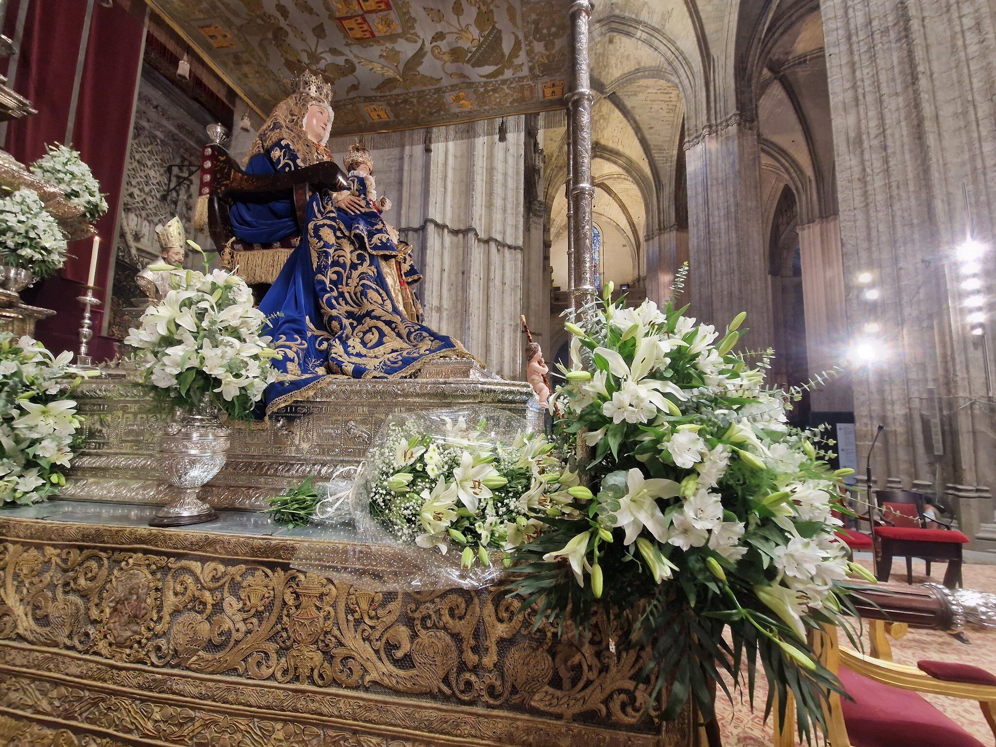 La Virgen de los Reyes preside la novena bajo su palio de tumbilla