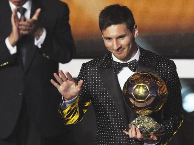 El jugador argentino del FC Barcelona, Lionel Messi, posa con el trofeo FIFA Balón de Oro, que le distingue como el mejor jugador del mundo por cuarta vez consecutivo.