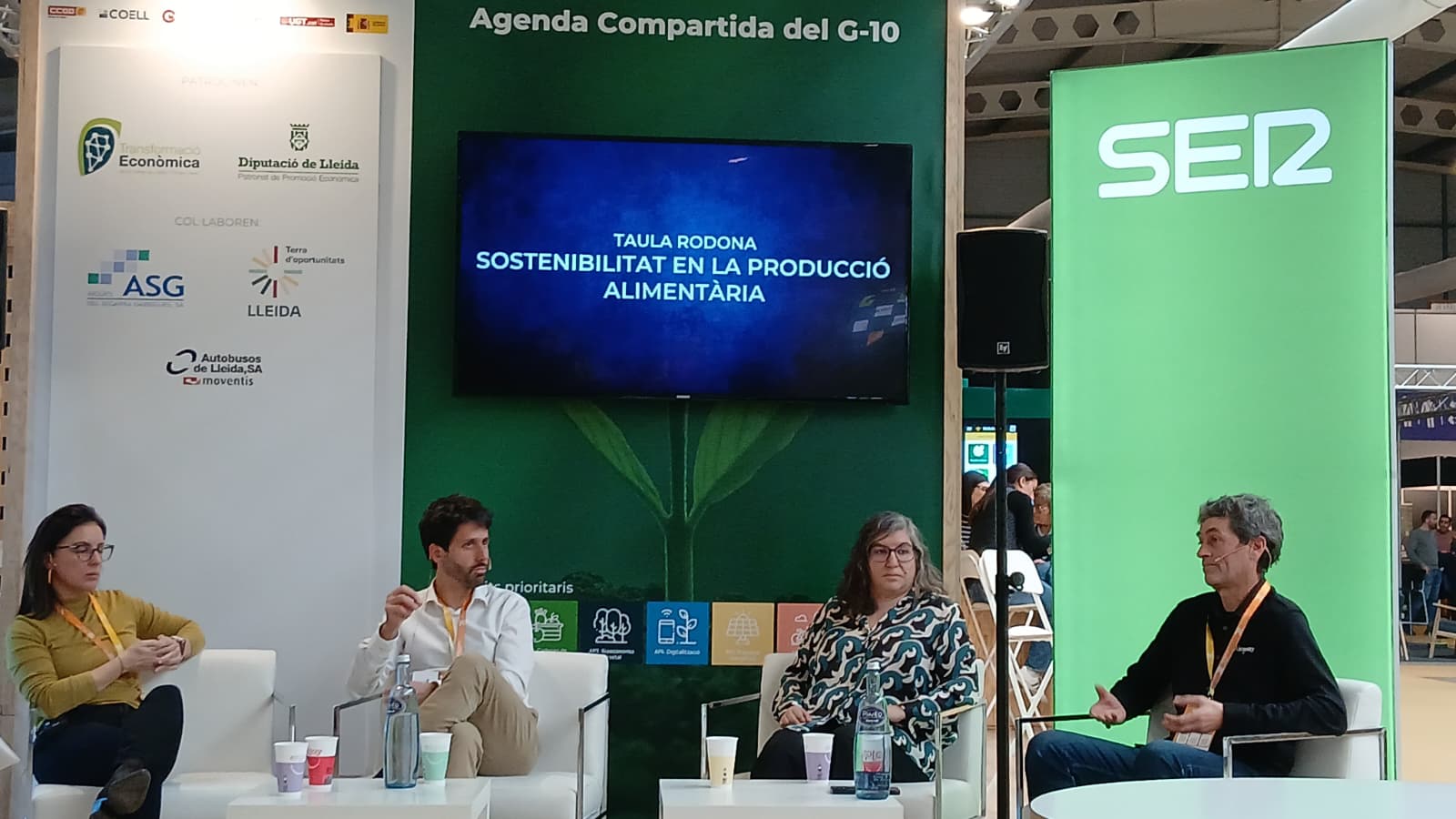 Laia Mas, de la Fundació Comunitària Raimat-Lleida; Eduard Obis, de Vegga, Coral Carrasco, de VallCompanys i Ferran Alemany de Mels i Torrons Alemany han participat a la tercera i última taula del Fòrum, en què s&#039;ha parlat sobre les oportunitats de la producció alimentària sostenible.