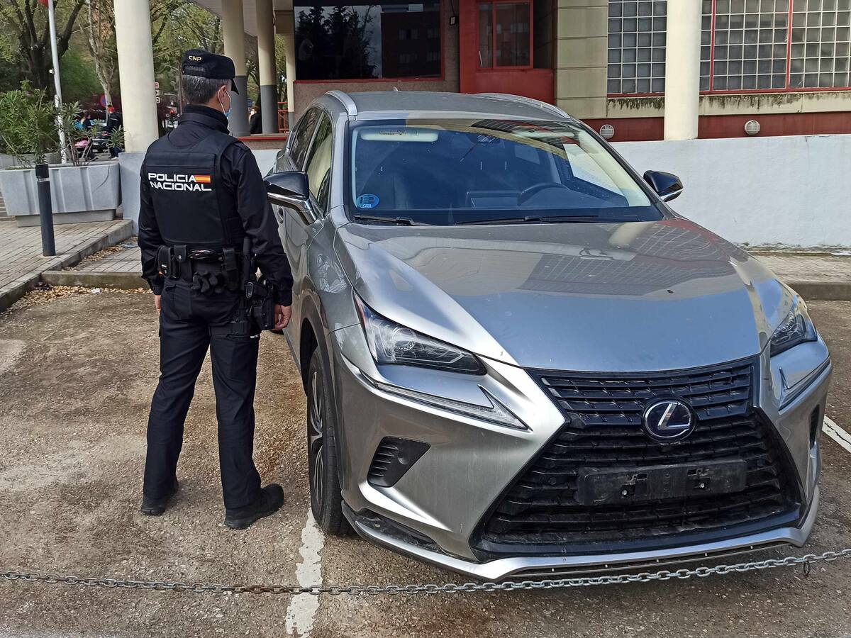 Le delata la chapucera colocación de la matrícula falsa