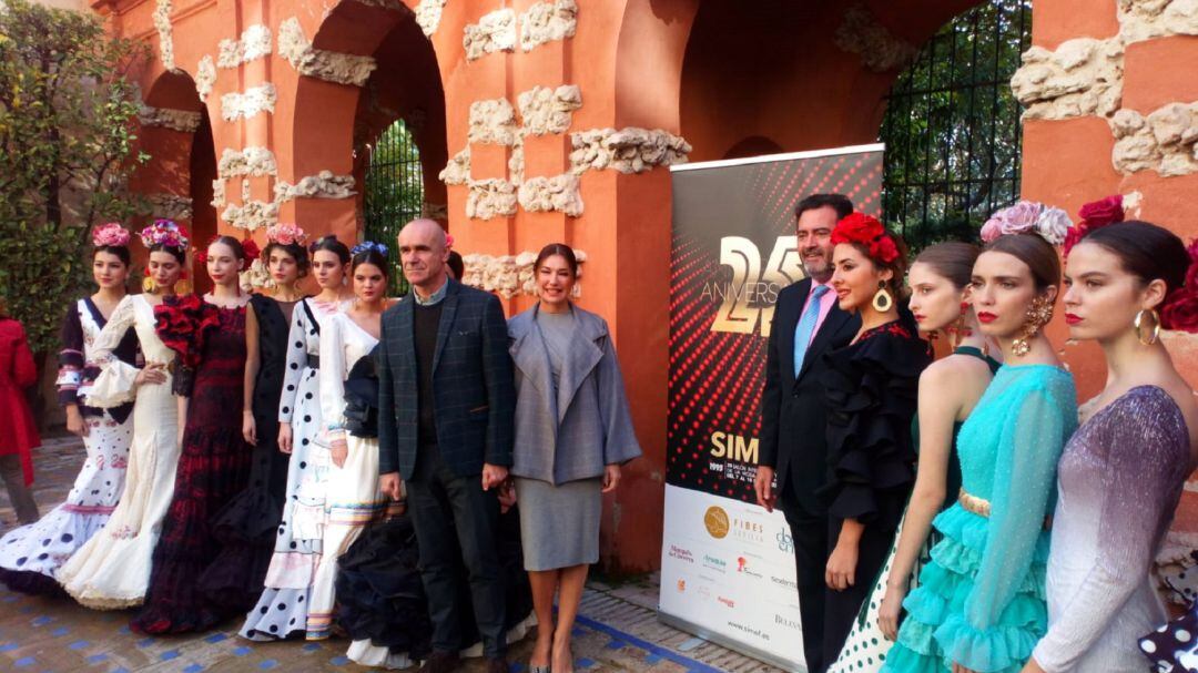 Antonio Muñoz, Raquel Revuelta y Jesús Rojas posan junto a las modelos que han lucido trajes de flamenca en la presentación del 25 aniversario del Simof