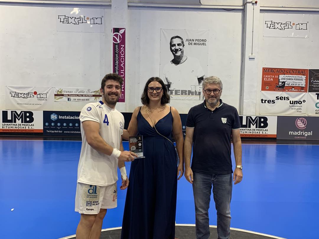 El capitán de Agustinos Alicante recibiendo el trofeo de vencedor del Trofeo