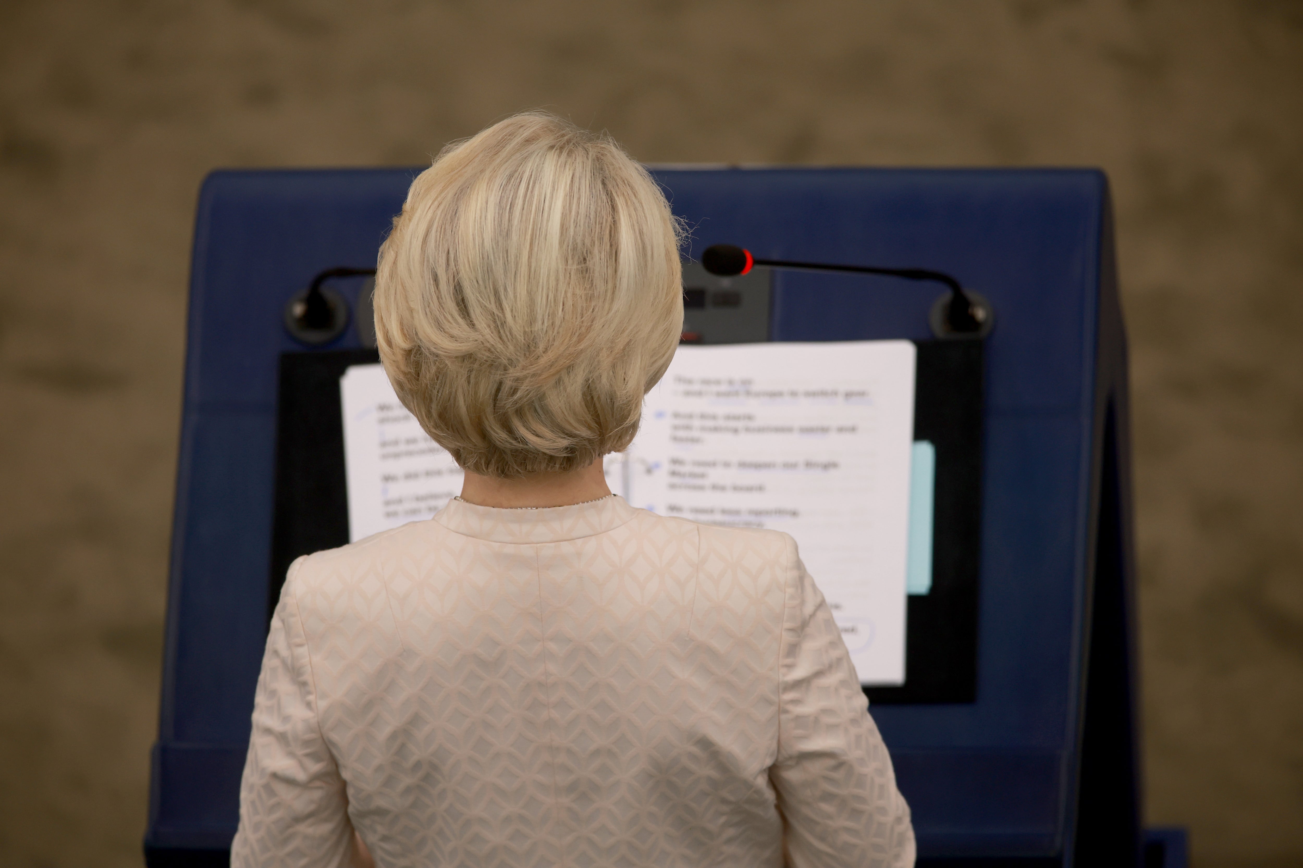 La presidenta de la Comisión Europea, Ursula von der Leyen, antes de intervenir en el Parlamento Europeo el mes pasado