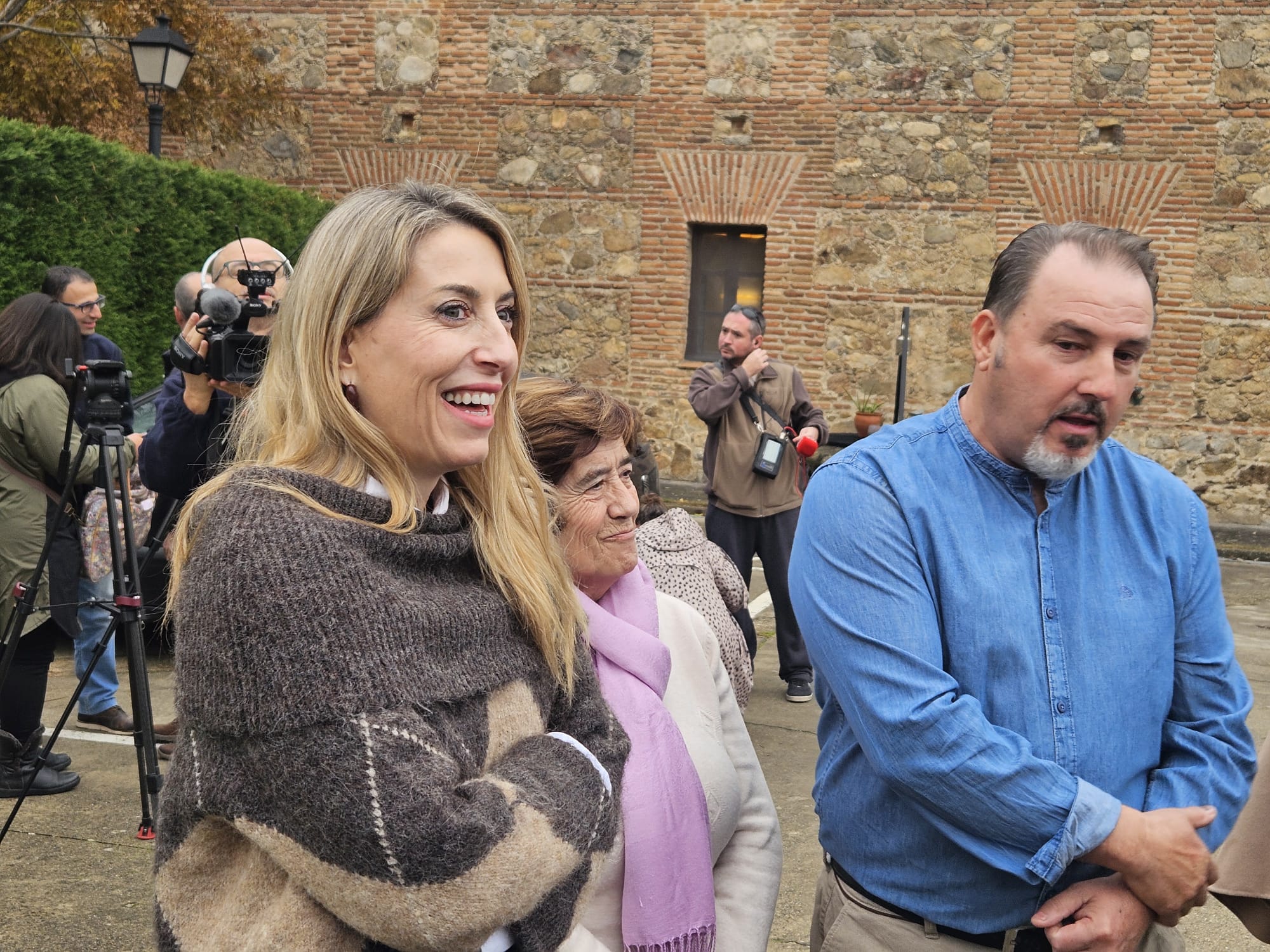 María Guardiola, durante su visita a Hervás (Cáceres) en el inicio de la campaña electoral junto a bomberos forestales