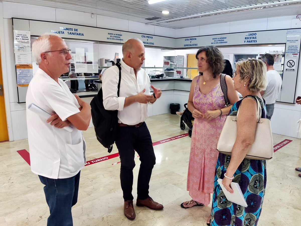 La concejala de Salud y portavoz del Ayuntamiento de Santomera, María Tornel, durante la visita a este centro de salud