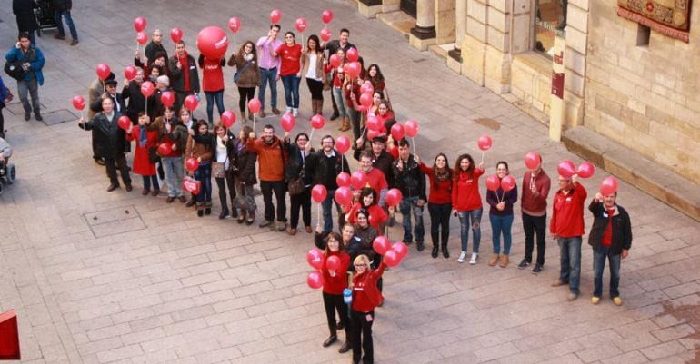 Llaç humà per la Sida que s'ha fet a la plaça Paeria de Lleida.