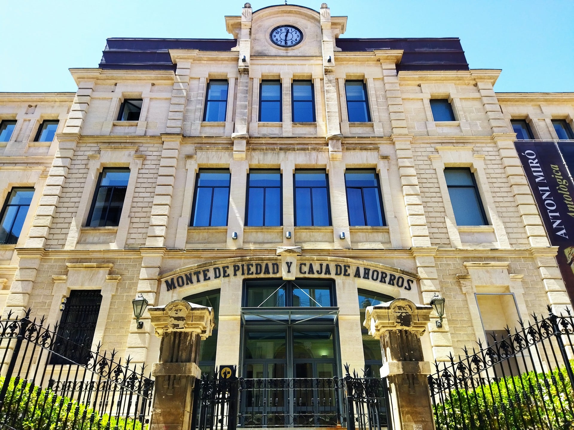 Entrada principal del IVAM CADA Alcoi, donde está el Departamento de Cultura del Ayuntamiento de Alcoy