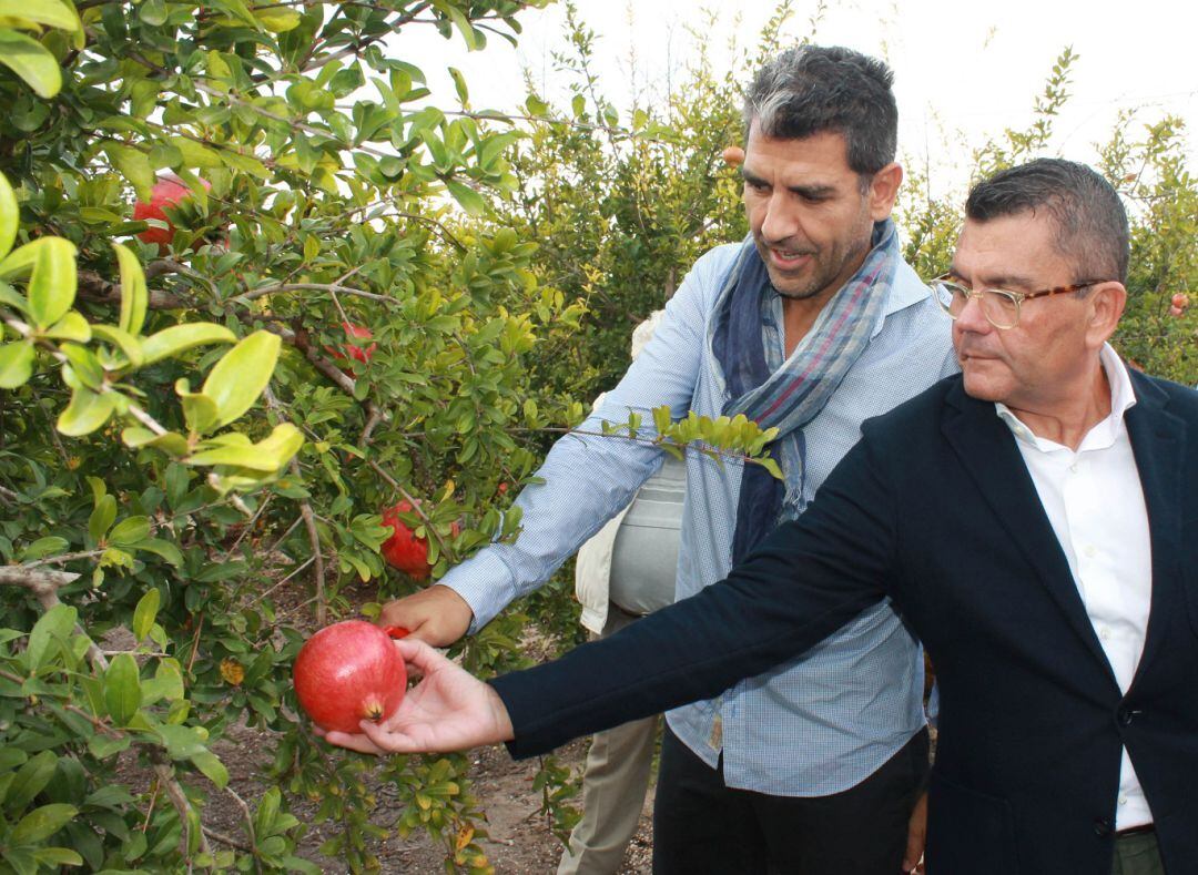 El presidente de la Do de la Granada Mollar, Francisco Oliva junto al chef Paco Roncero