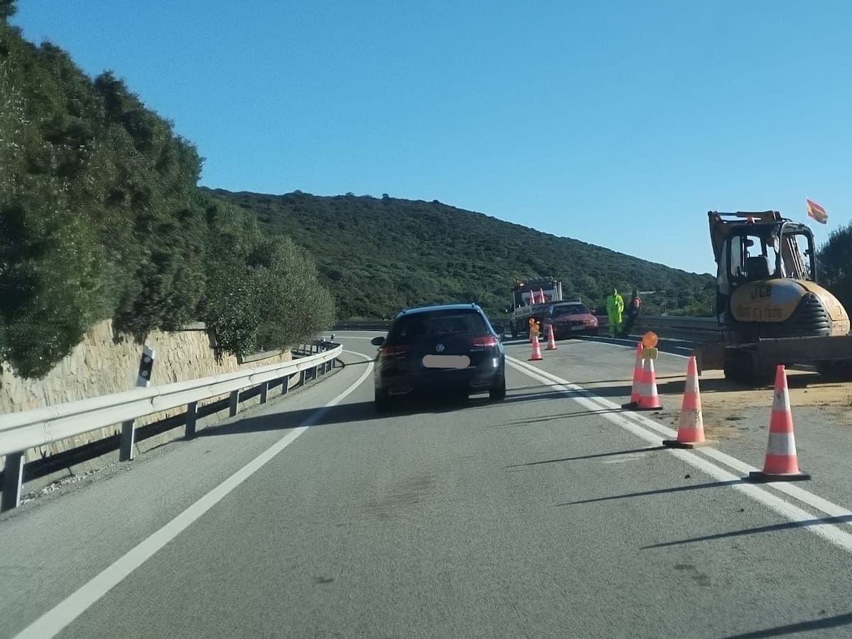 Un socavón en la N-340 vuelve a poner en riesgo la conexión de Tarifa con Algeciras