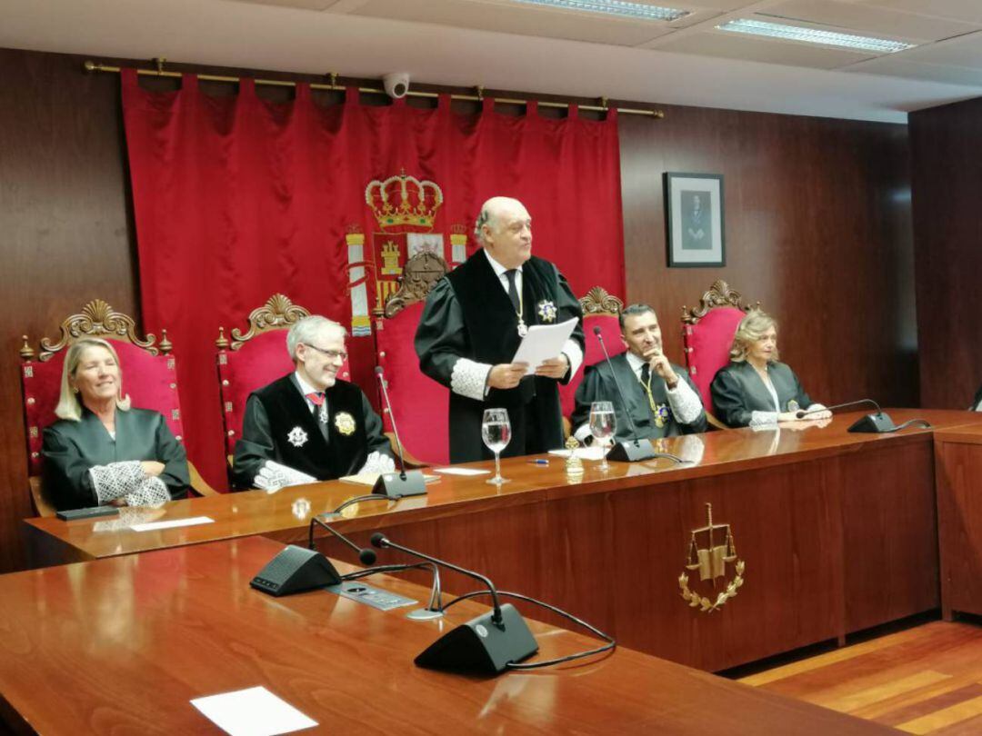 De pie, Joaquín Galve, presidente del Tribunal Superior de Justicia de Navarra