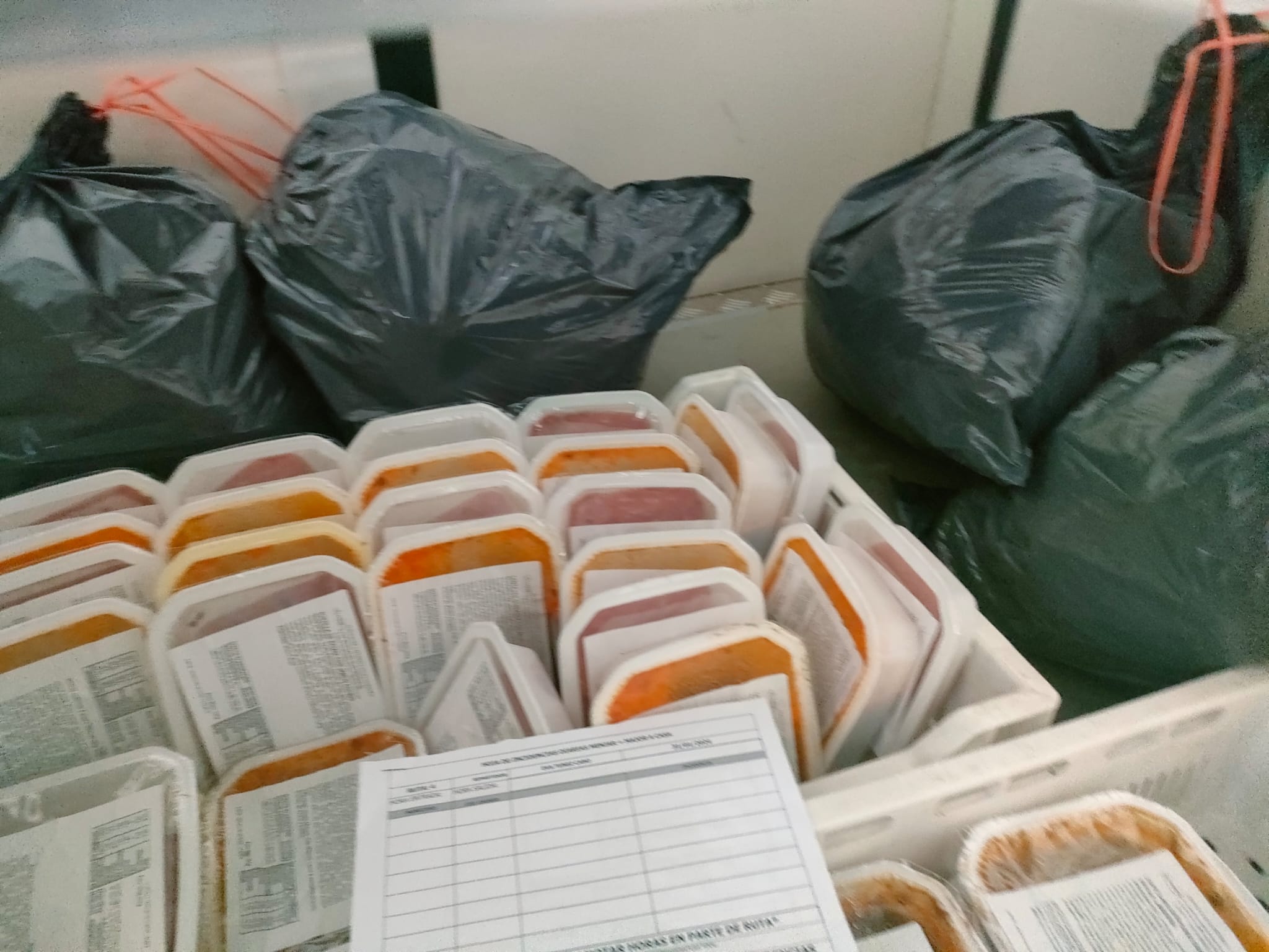 Resto de ropa sucia recogida en casas de personas mayores se mezclan con la comida que se lleva a los distintos usuarios del servicio