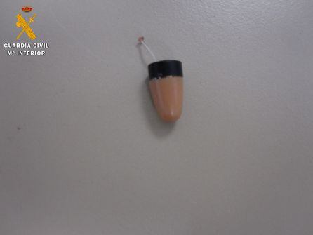 audífono utilizado por el tramposo en el examen de conducir