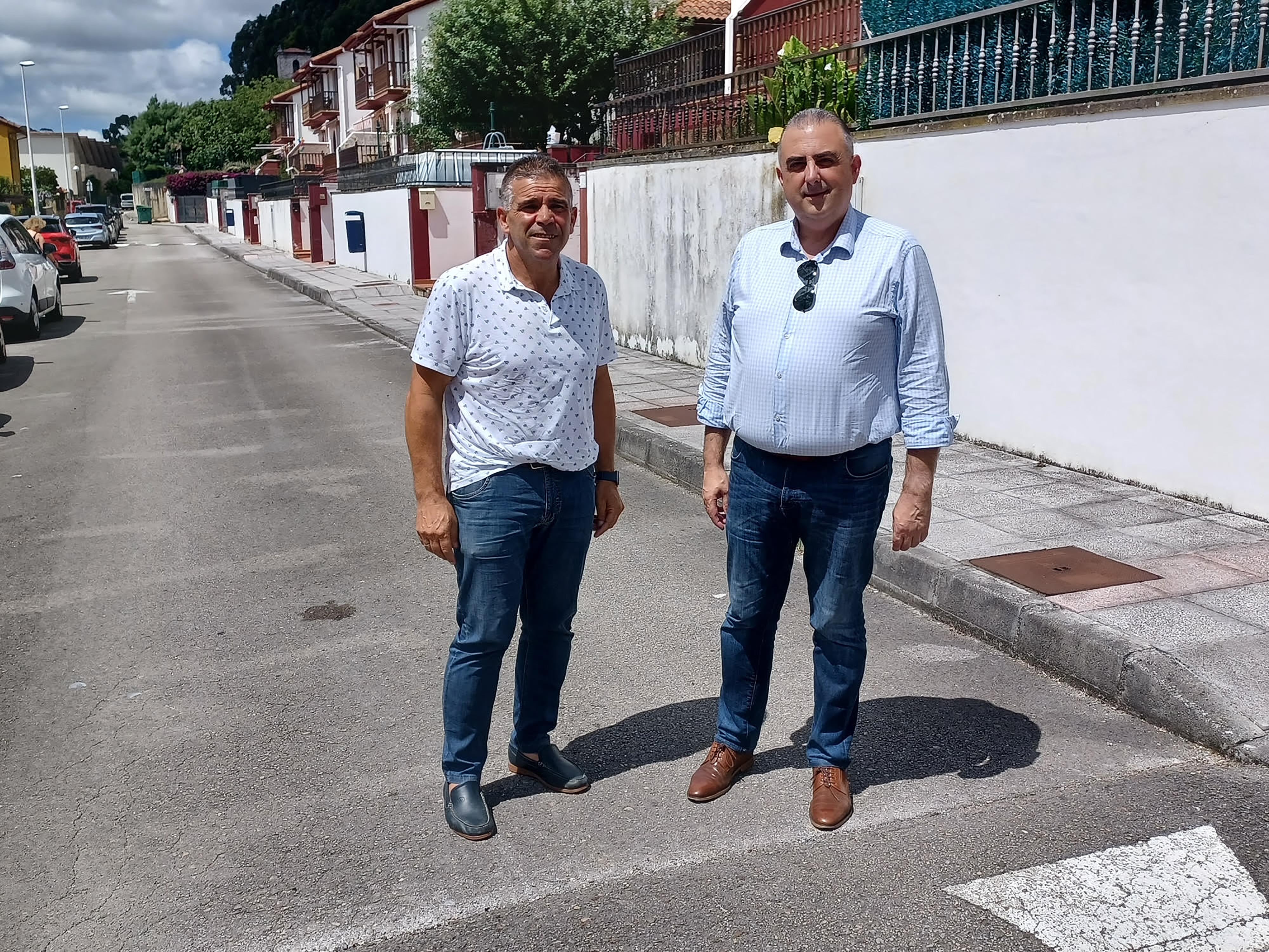 Roberto Media junto al alcalde de Argoños