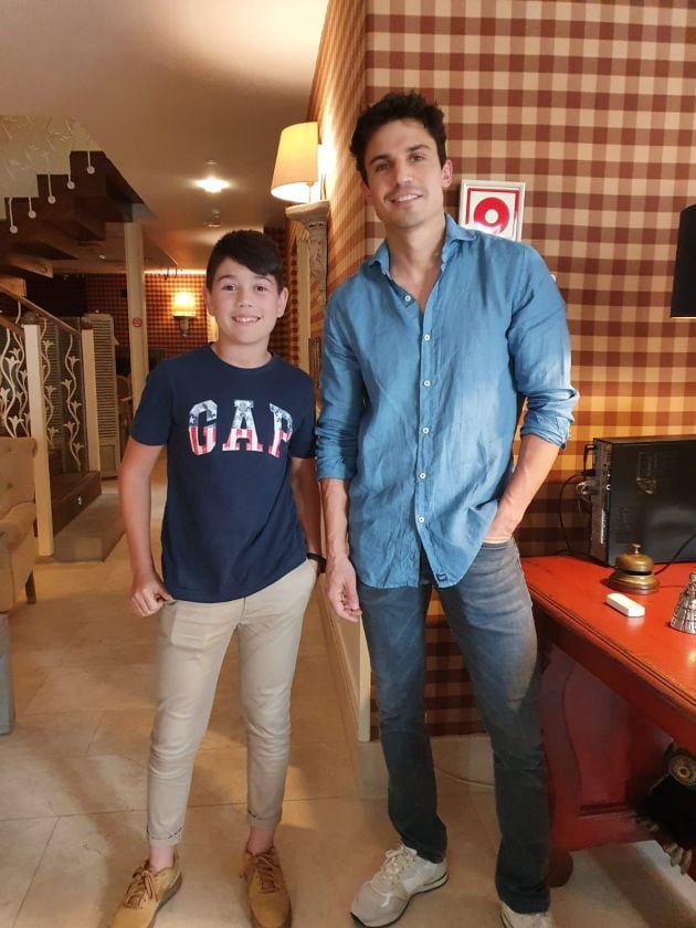 El actor Álex González posa con un joven fan