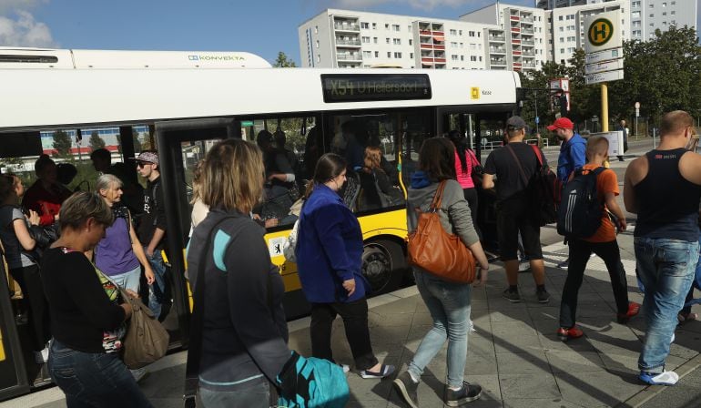 Viajeros en una parada del barrio Marzahn de Berlín