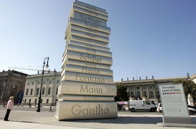 Monumento formado por una pila de libros con los nombres de destacados filósofos y escritores alemanes frente a la Universidad Humboldt en Berlín