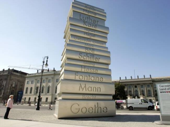 Monumento formado por una pila de libros con los nombres de destacados filósofos y escritores alemanes frente a la Universidad Humboldt en Berlín