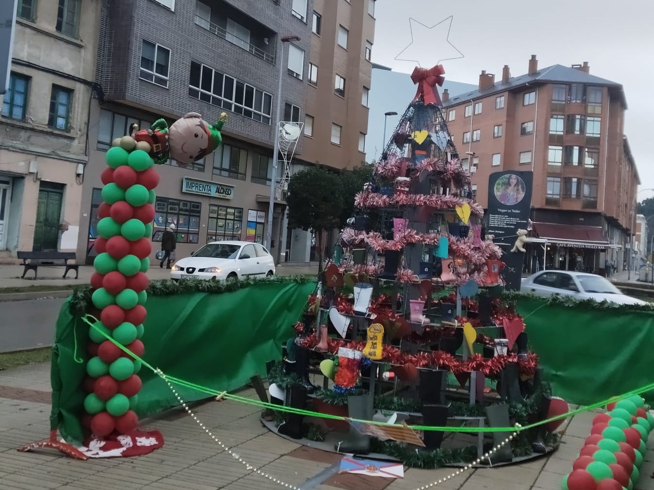 Árbol de Navidad vandalizado en Flores del Sil