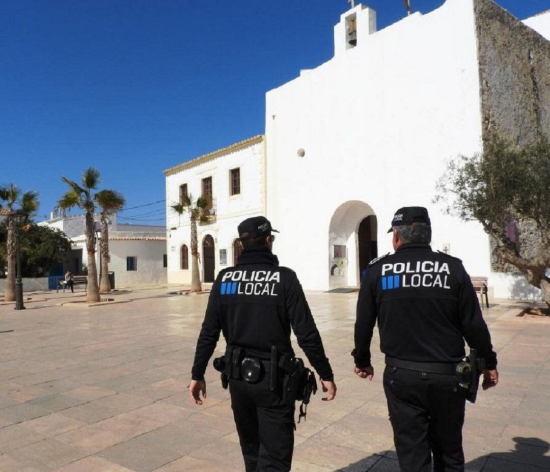 Imagen de archivo de dos agentes de la Policía Local de Formentera