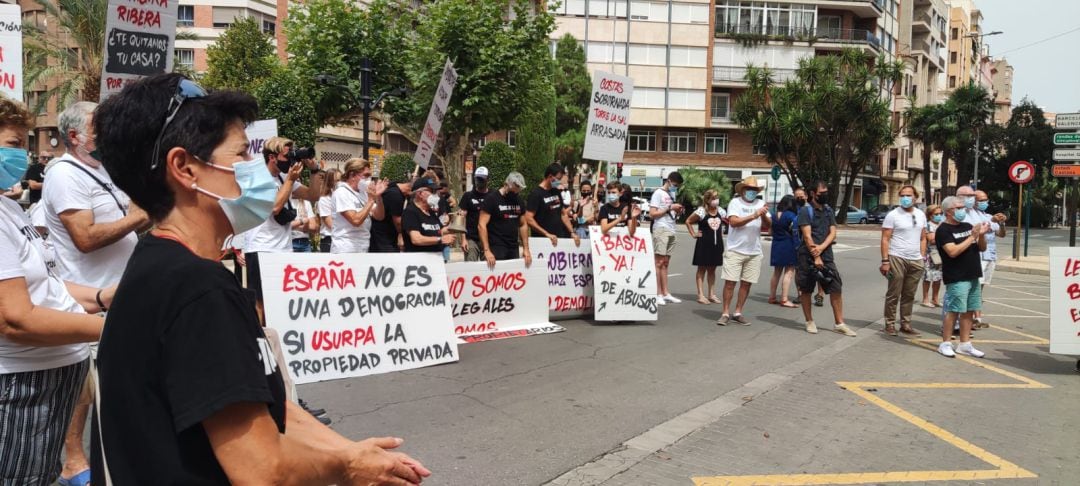 Los manifestantes han leído un comunicado delante del edificio de Subdelegación del Gobierno en Castellón