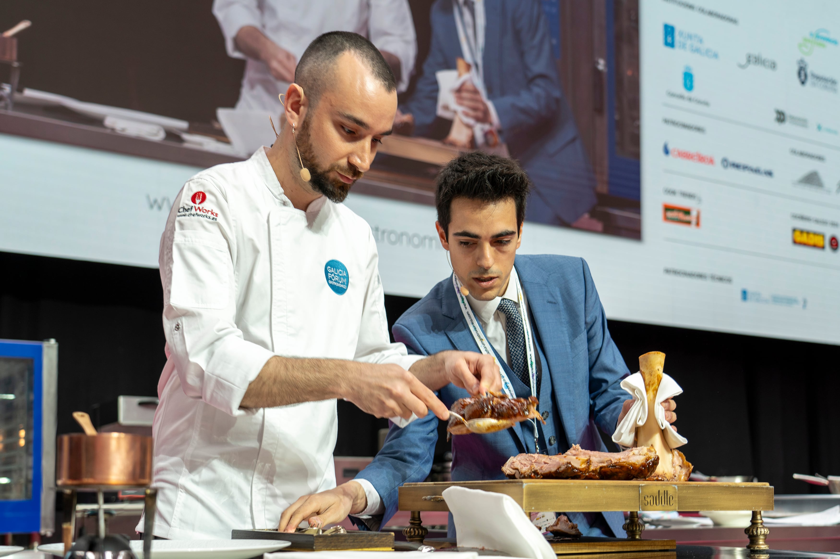 Pablo Laya (i) e Israel Ramírez (d), chef y director de sala del restaurante Saddle, en el Fórum Gastronómico de Coruña.