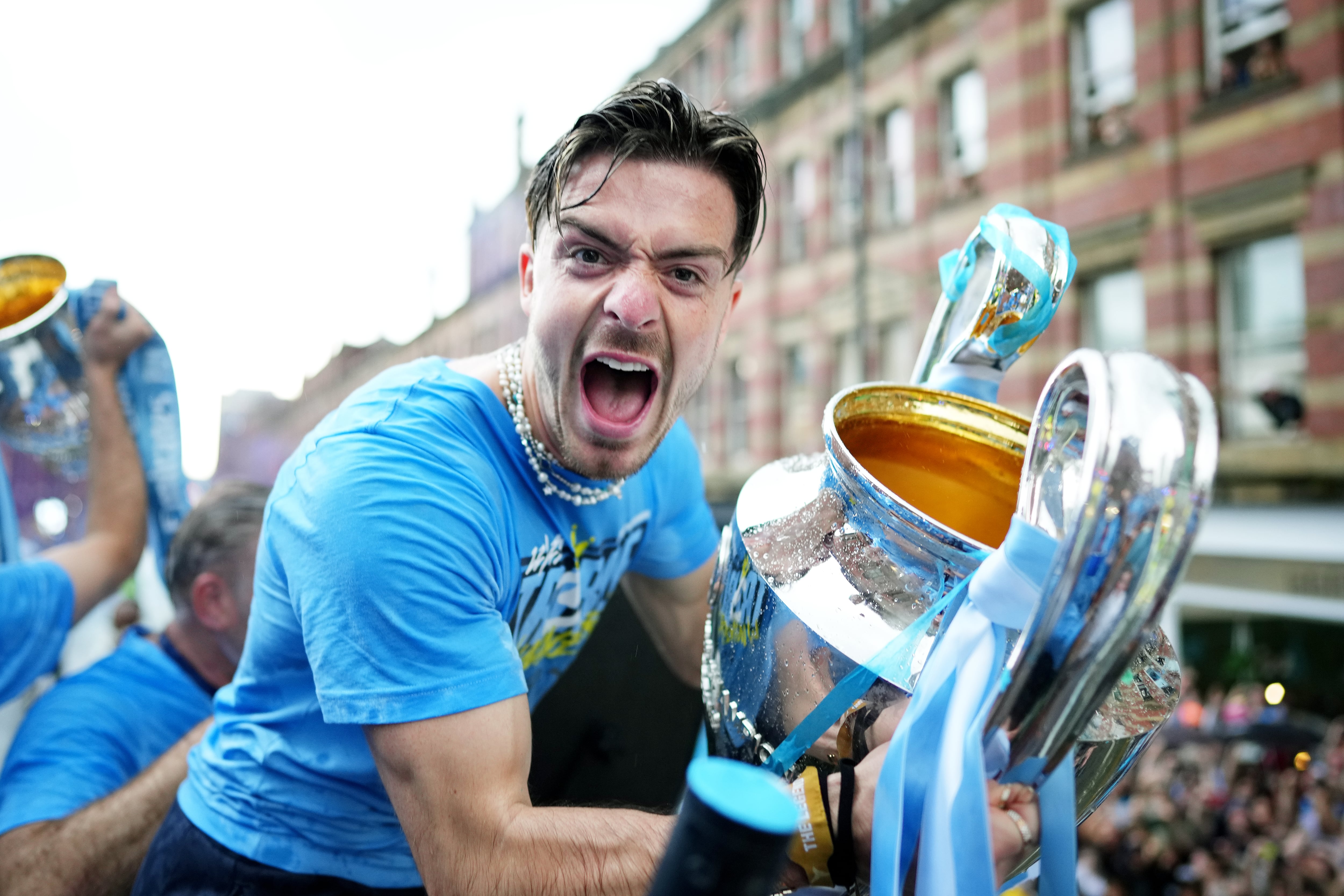 Jack Grealish celebra la Champions por las calles de Manchester