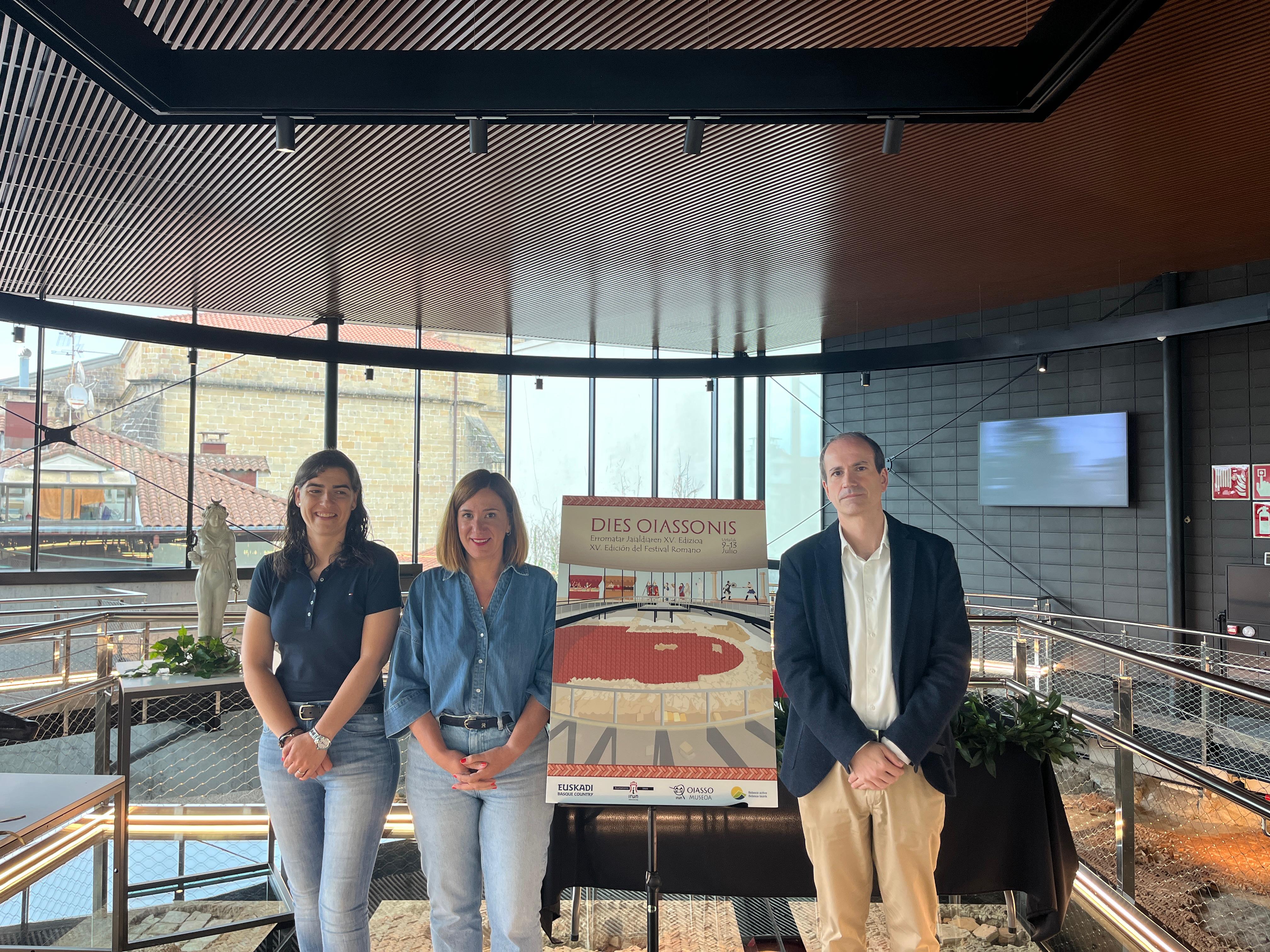 La delegada de Cultura Nuria Alzaga junto a la alcaldesa de Irun Cristina Laborda y el director del Museo Oiasso Juanjo Jiménez.