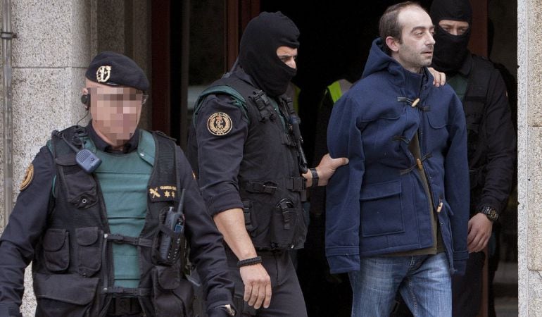 Miembros de la Guardia Civil trasladan a una de las nueve personas que han sido detenidas en varias localidades gallegas miembros de la organización Causa Galiza, acusados de integración en banda terrorista y relacionados con Resistencia Galega