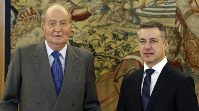 El rey Juan Carlos y el lehendakari Iñigo Urkullu durante la audiencia concedida este lunes en el Palacio de La Zarzuela