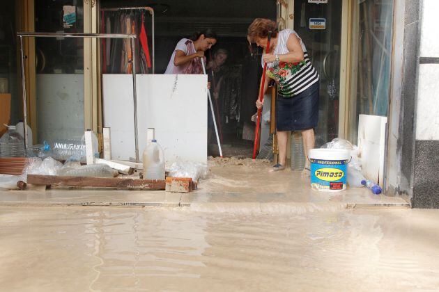 Vecinos de Orihuela limpian sus casas y negocios