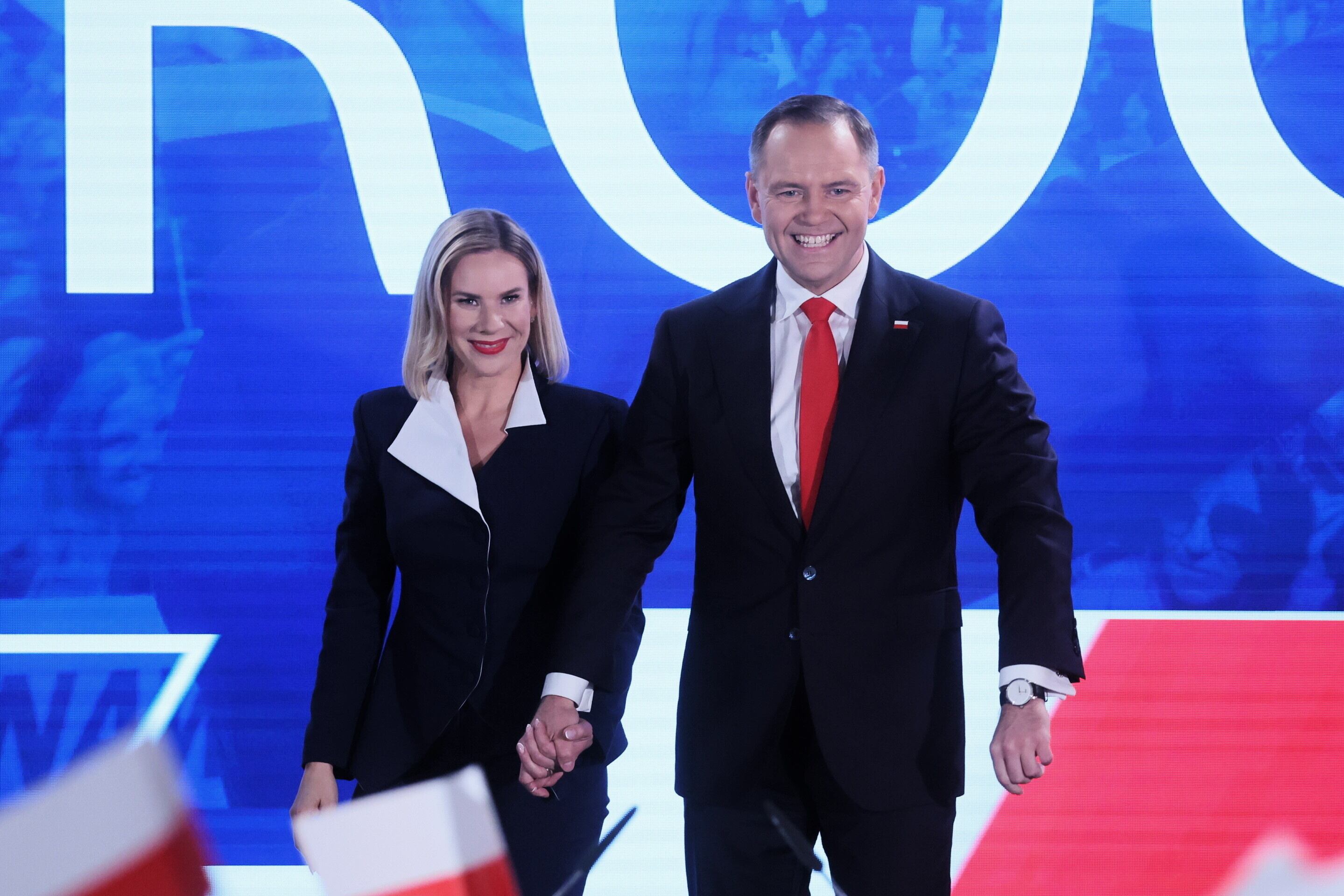 El presidente electo de Polonia, Karol Nawrocki, junto a su mujer Marta durante la noche electoral en Varsovia