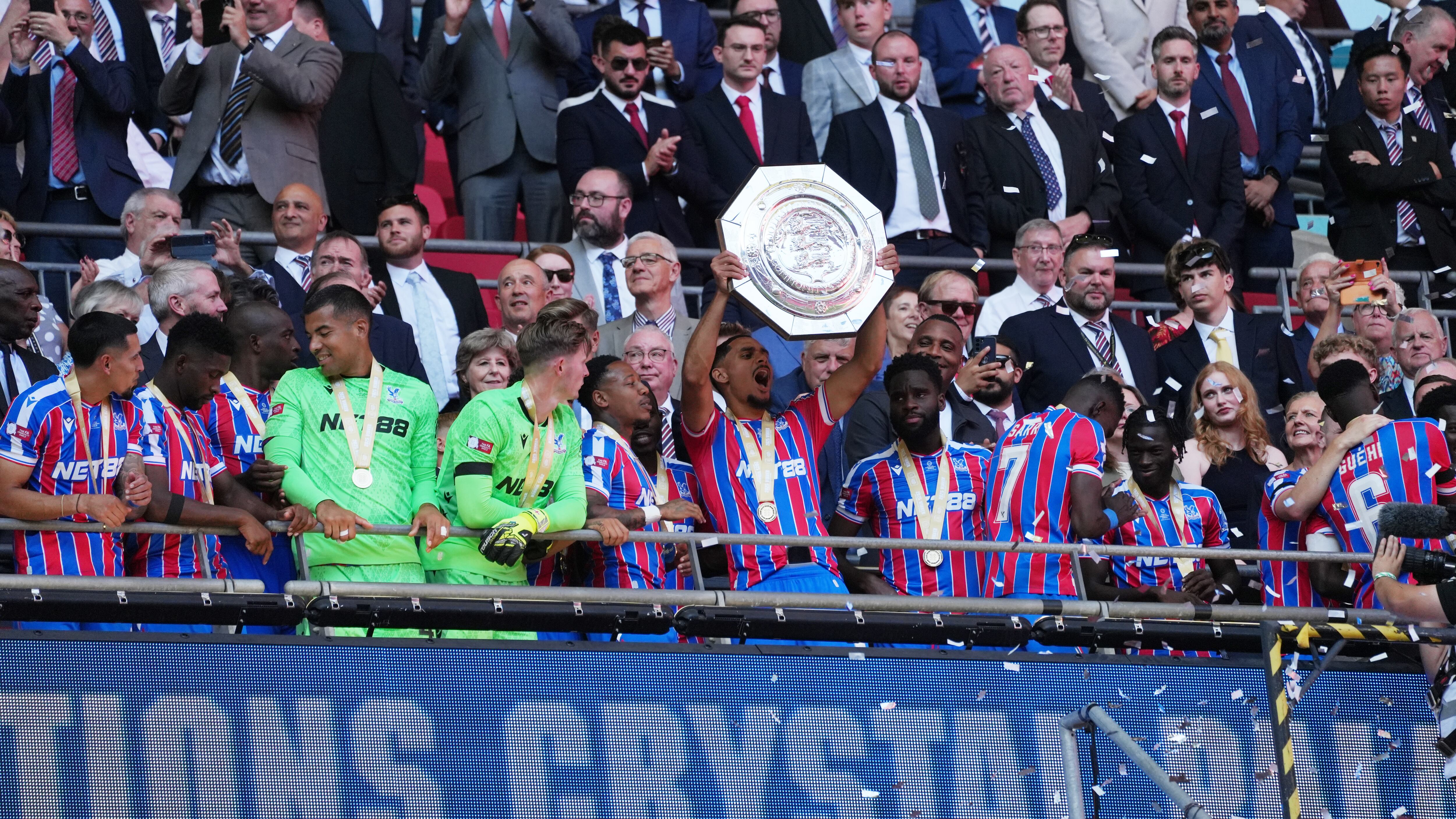 El Crystal Palace levanta el trofeo de campeón de la Community Shield