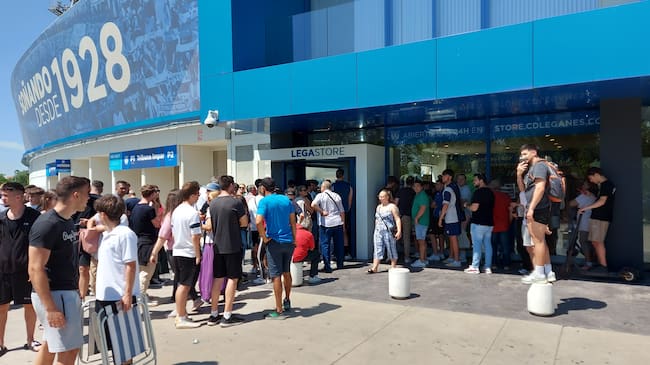 Aficionados del CD Leganés a las puertas de la tienda oficial de Butarque este martes