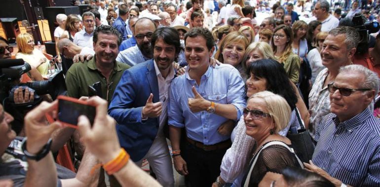 Albert Rivera se fotografía junto a varios ciudadanos en un acto de campaña electoral (Archivo)