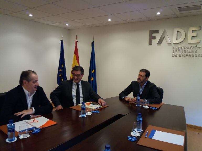 El presidente de Fade, Pedro Luis Fernández reunido para hablar de infraestructuras con los diputados de Ciudadanos Ignacio Prendes y Nicanor García.