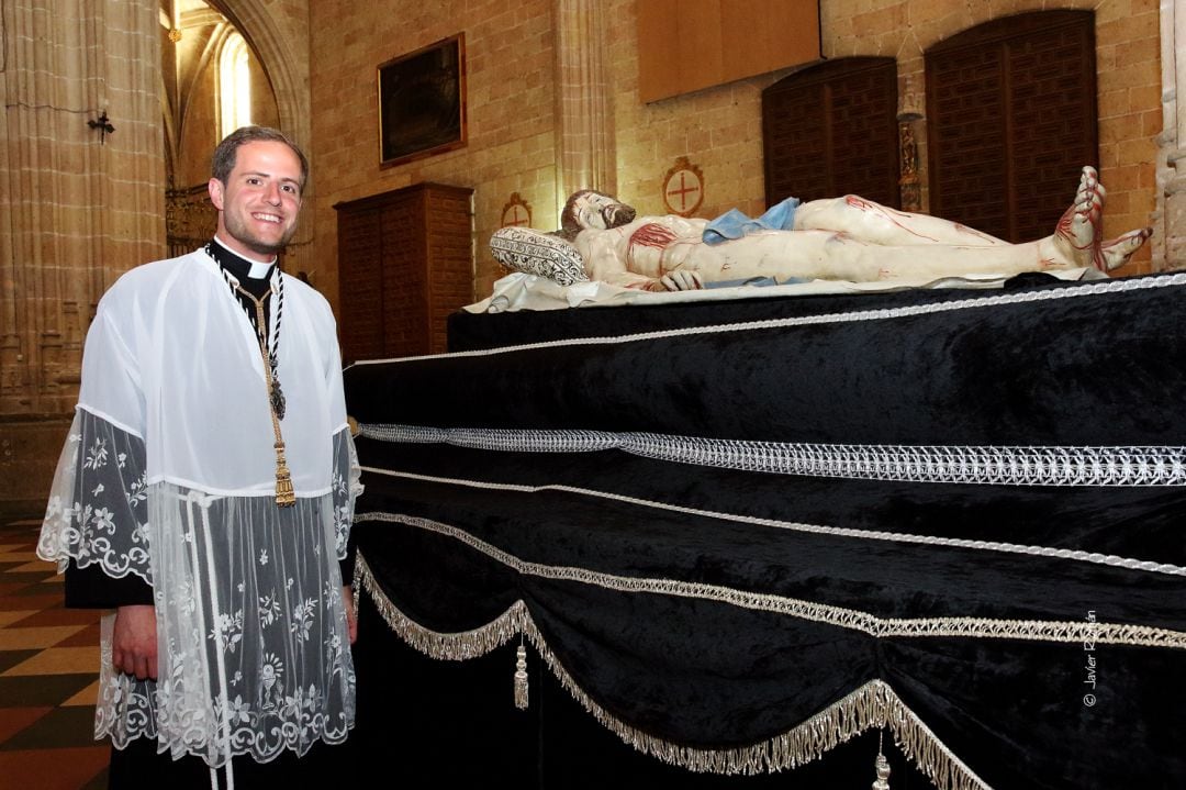 Daniel Cuesta junto a una de los pasos mas relevantes de la Semana Santa  de Segovia el Cristo yacente de Gergorio Fernández