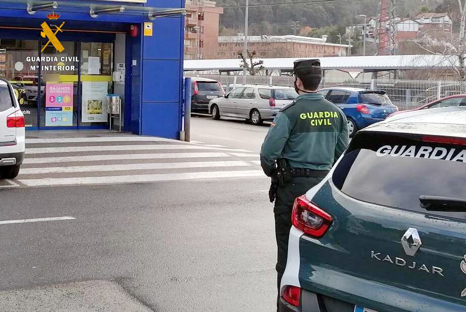 La Guardia Civil vigila la entrada de un supermercado