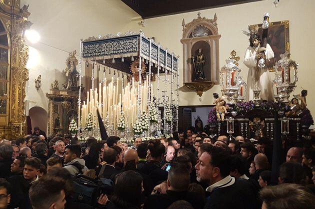 Los pasos de la hermandad de La Concha en su iglesia tras suspenderse la estación de penitencia por la lluvia