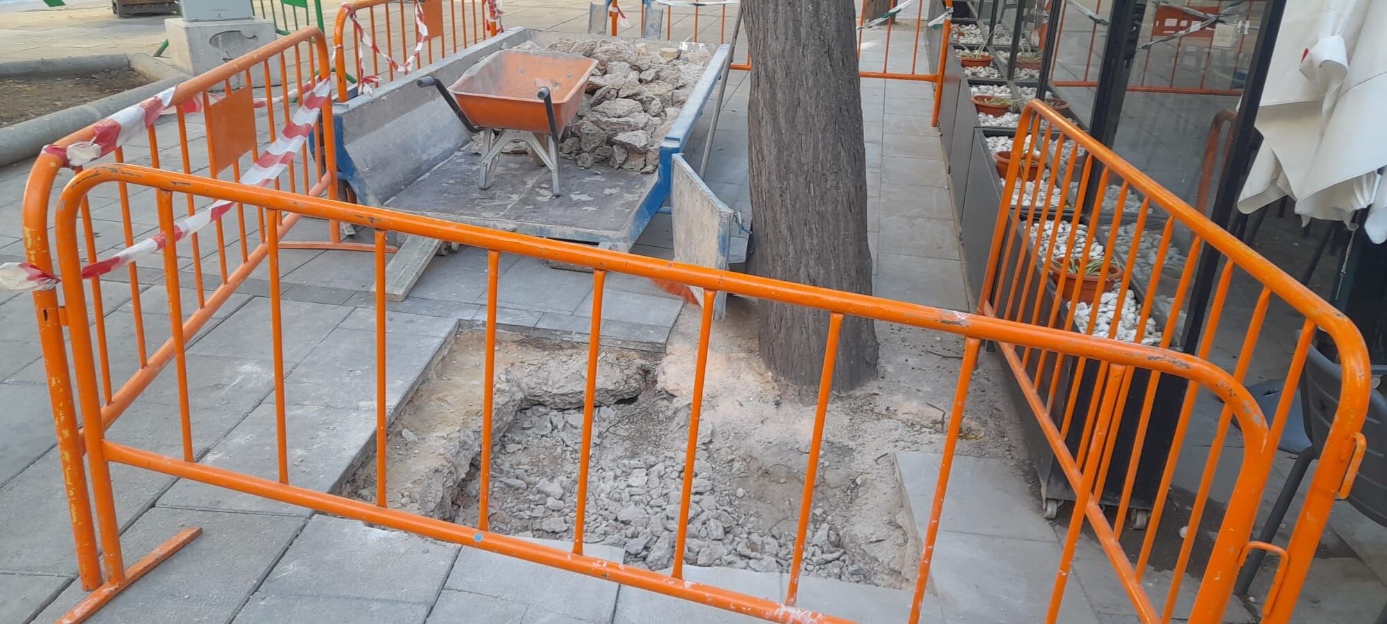 Operarios municipales están realizando catas para conocer las causas del hundimiento de la plaza de Cervantes de Ciudad Real