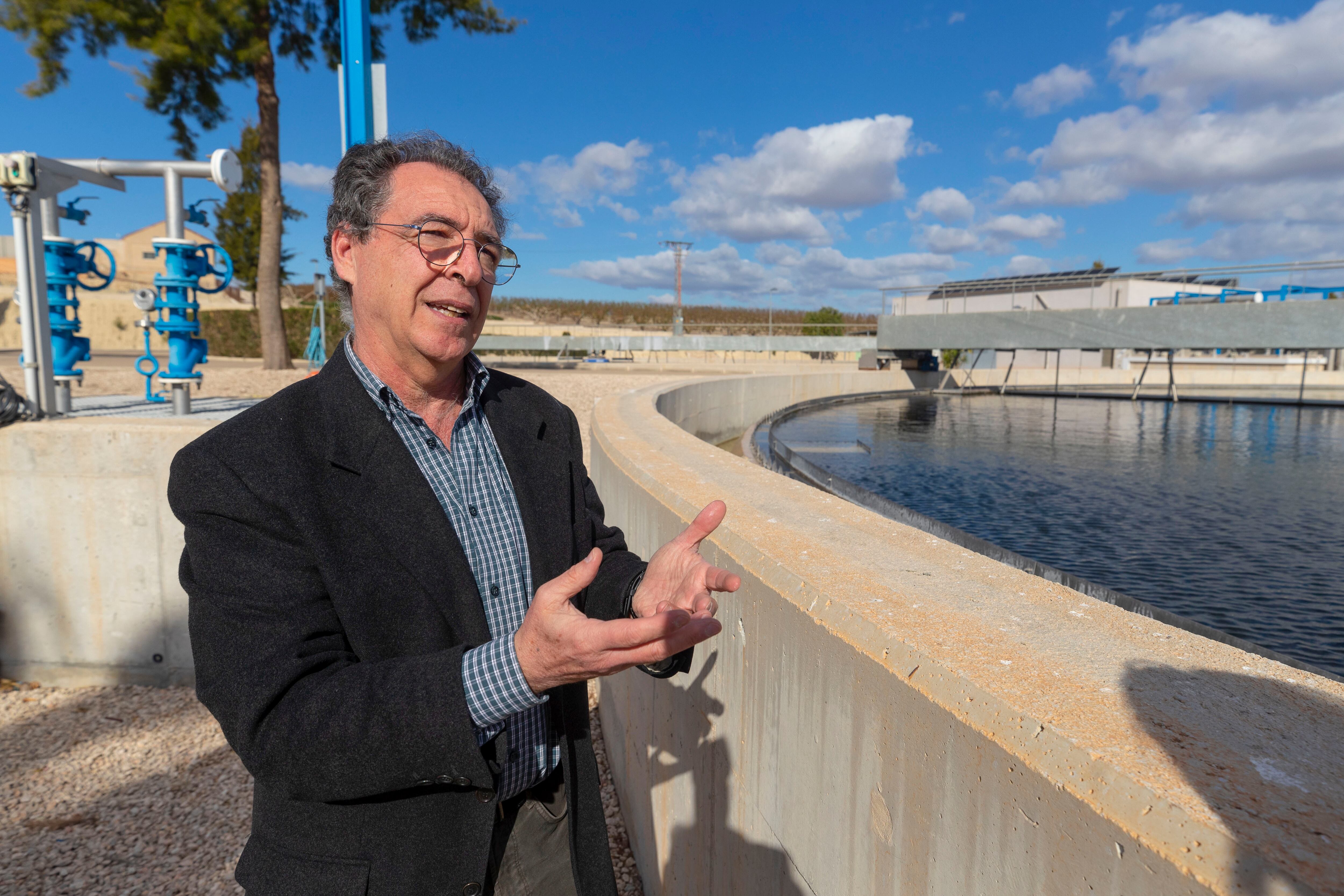 MURCIA, 21/03/2024.- El director de la Entidad de Saneamiento y Depuración de Murcia (ESAMUR), Pedro Simón, durante un momento de la entrevista con EFE en la Estación Depuradora de Aguas Residuales (EDAR) del municipio murciano de Alguazas. EFE/Marcial Guillén