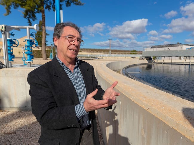 MURCIA, 21/03/2024.- El director de la Entidad de Saneamiento y Depuración de Murcia (ESAMUR), Pedro Simón, durante un momento de la entrevista con EFE en la Estación Depuradora de Aguas Residuales (EDAR) del municipio murciano de Alguazas. EFE/Marcial Guillén