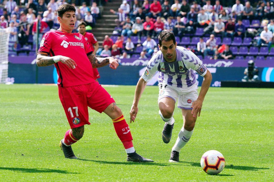 El jugador del Real Javi Moyano (d) y el defensa uruguayo del Getafe Mathias Olivera