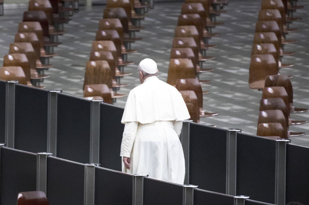 El Papa Francisco mientras abandonaba un encuentro con niños y sus familias del Dispensario Santa Marta ocurrido este domingo en El Vaticano.