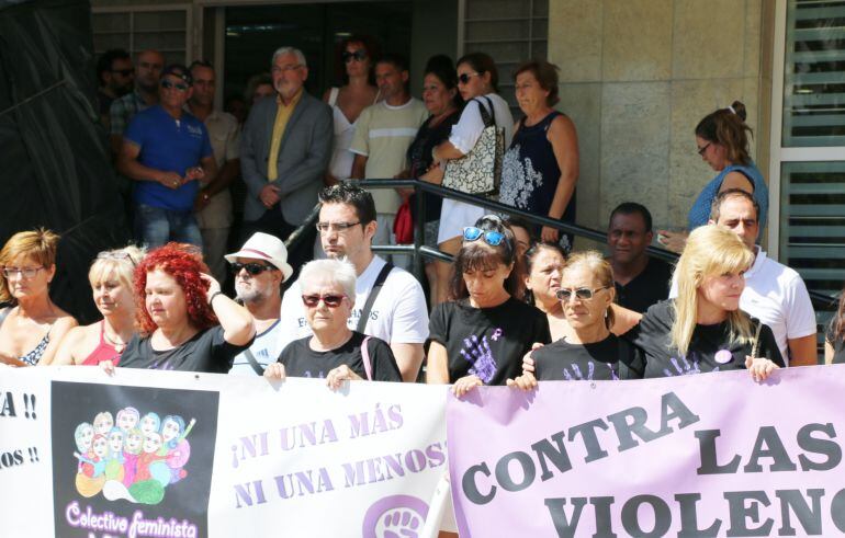 Imagen de la concentración por la última víctima por violencia machista en Torrevieja