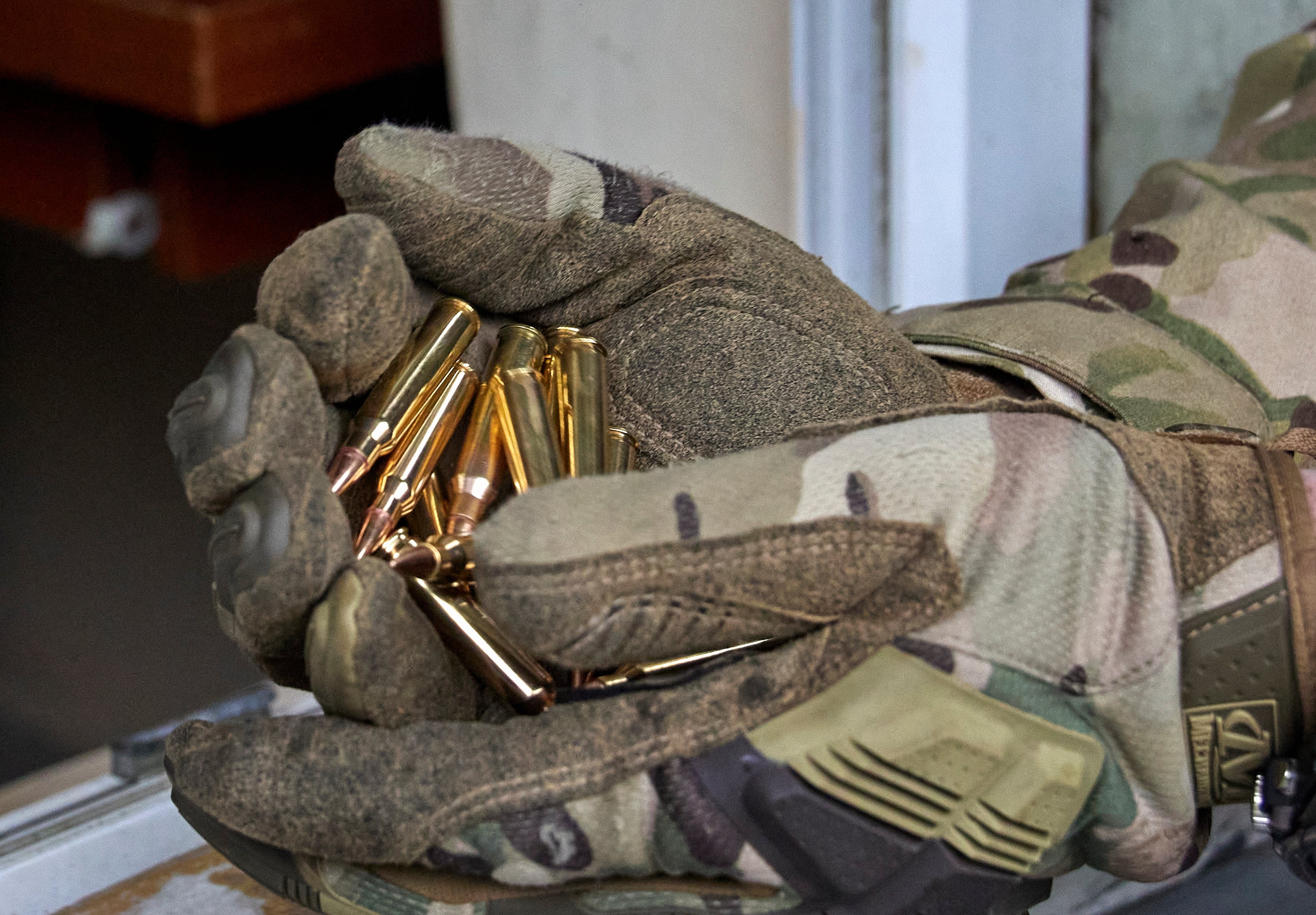 Un soldado ucraniano muestra balas utilizadas durante un entrenamiento cerca de Járkov