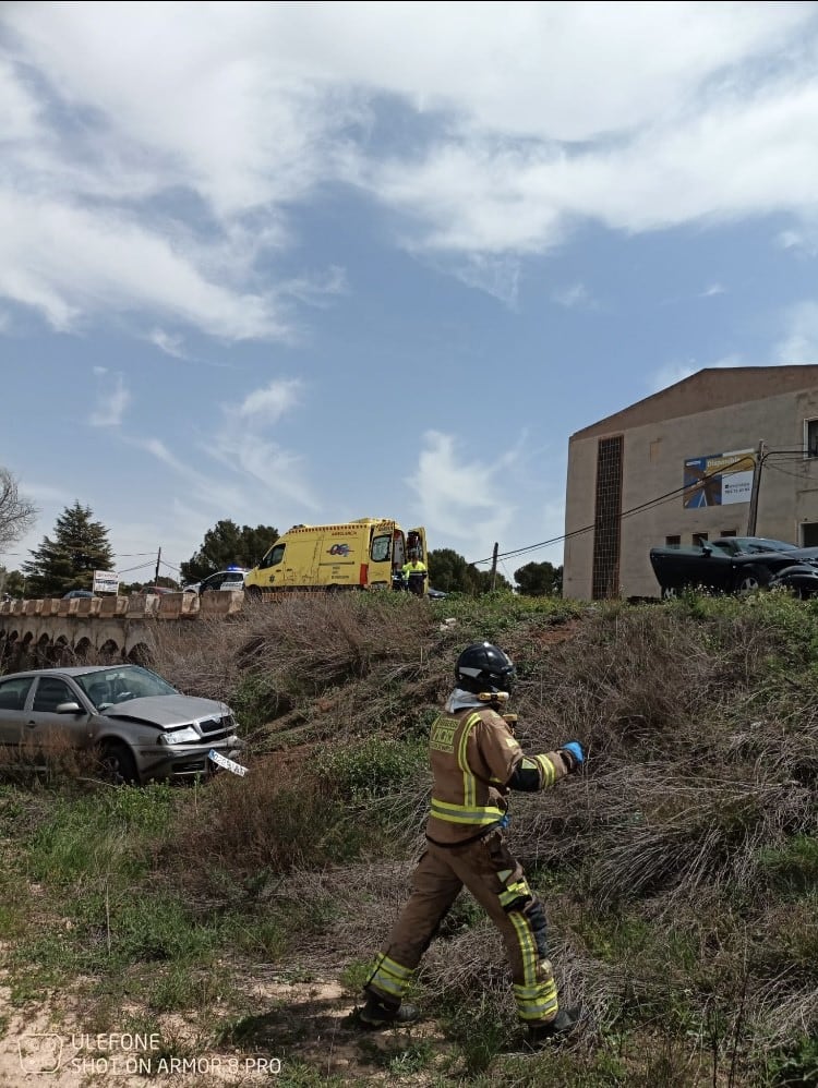 Los bomberos trabajando en la zona del accidente