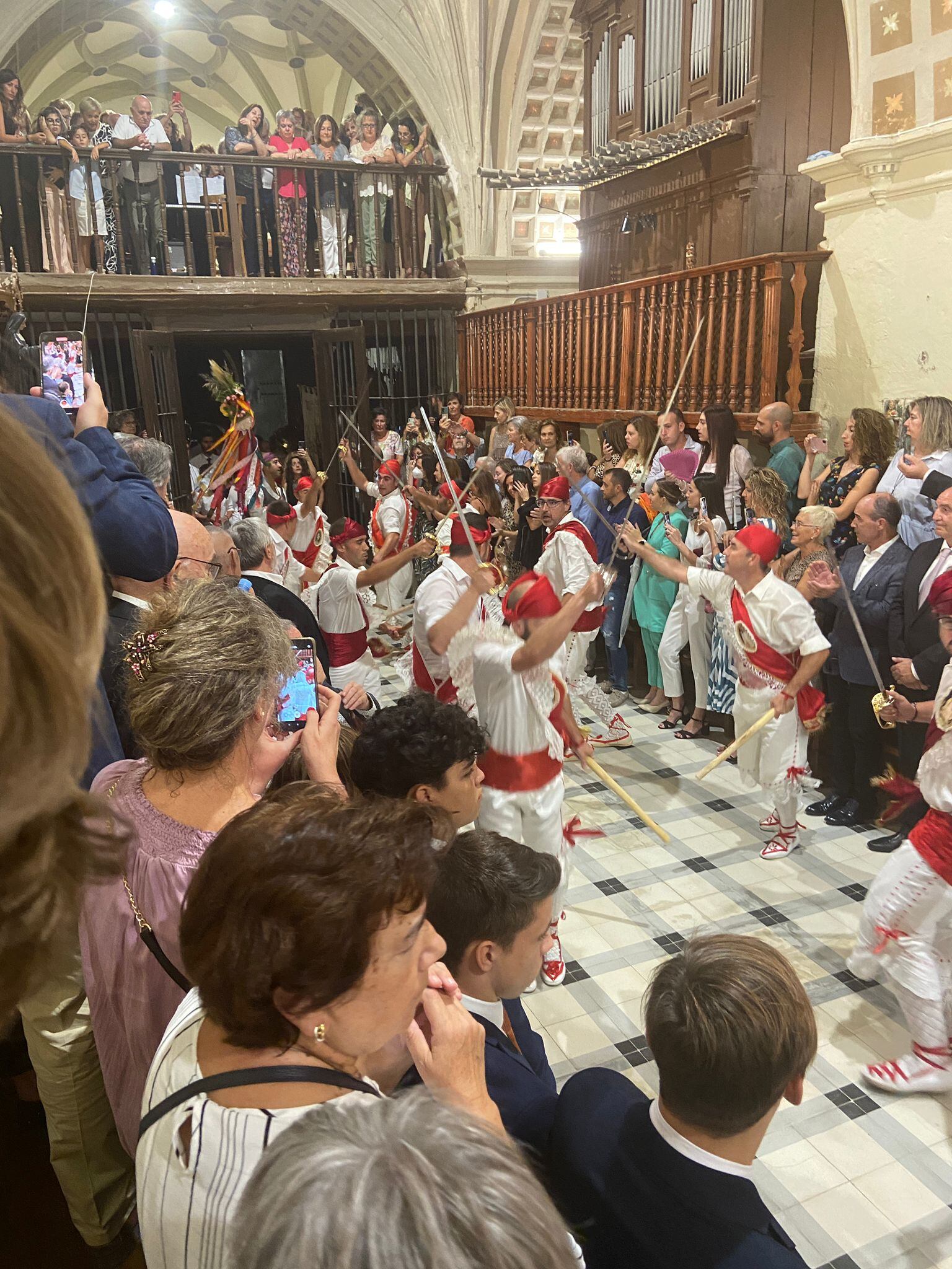 Los danzantes de Almudévar durante la procesión