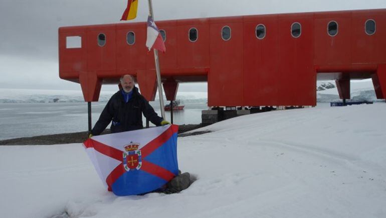 El periodista y escritor ondea la bandera