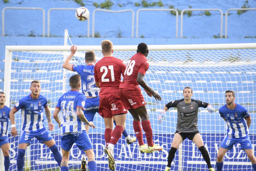 Manso salta por encima de la defensa para conectar el remate a gol